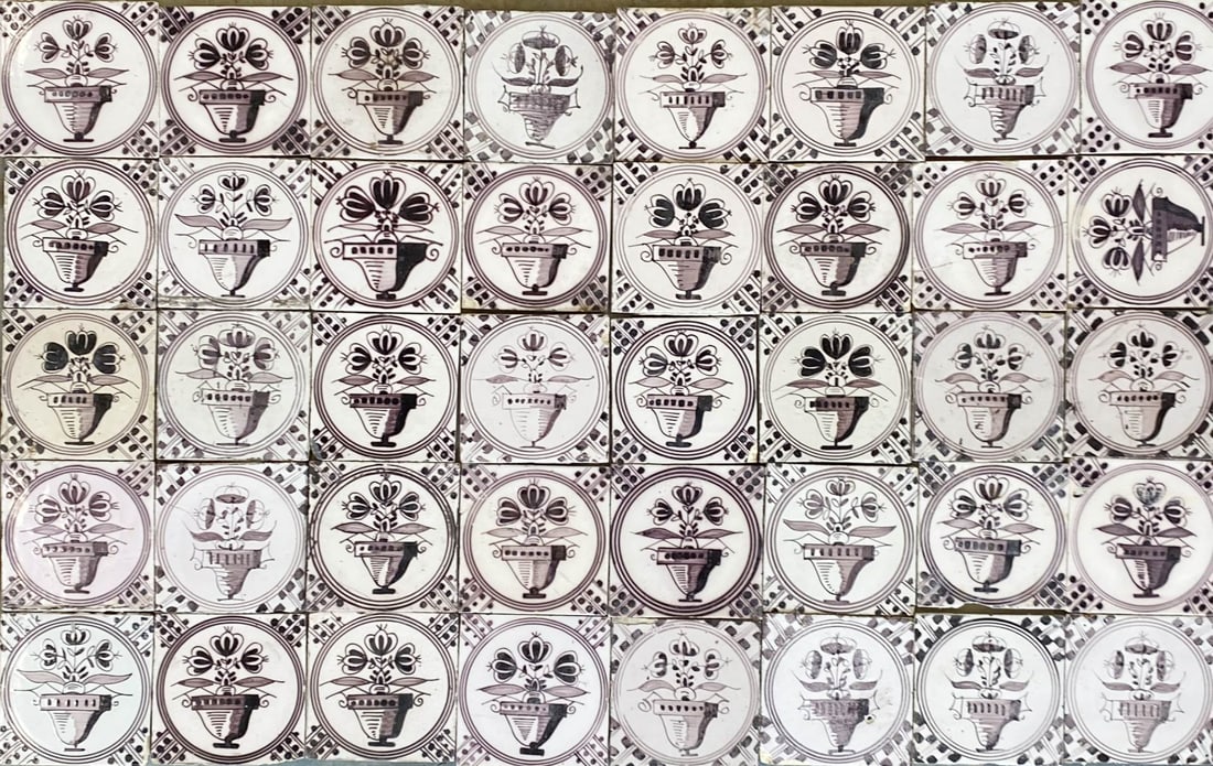 Lot flower pot/manganese tiles (40 pcs.): Lot of 40 pieces 19th century manganese-colored flower pot tiles. Size: 13 x 13 cm. In good condition.