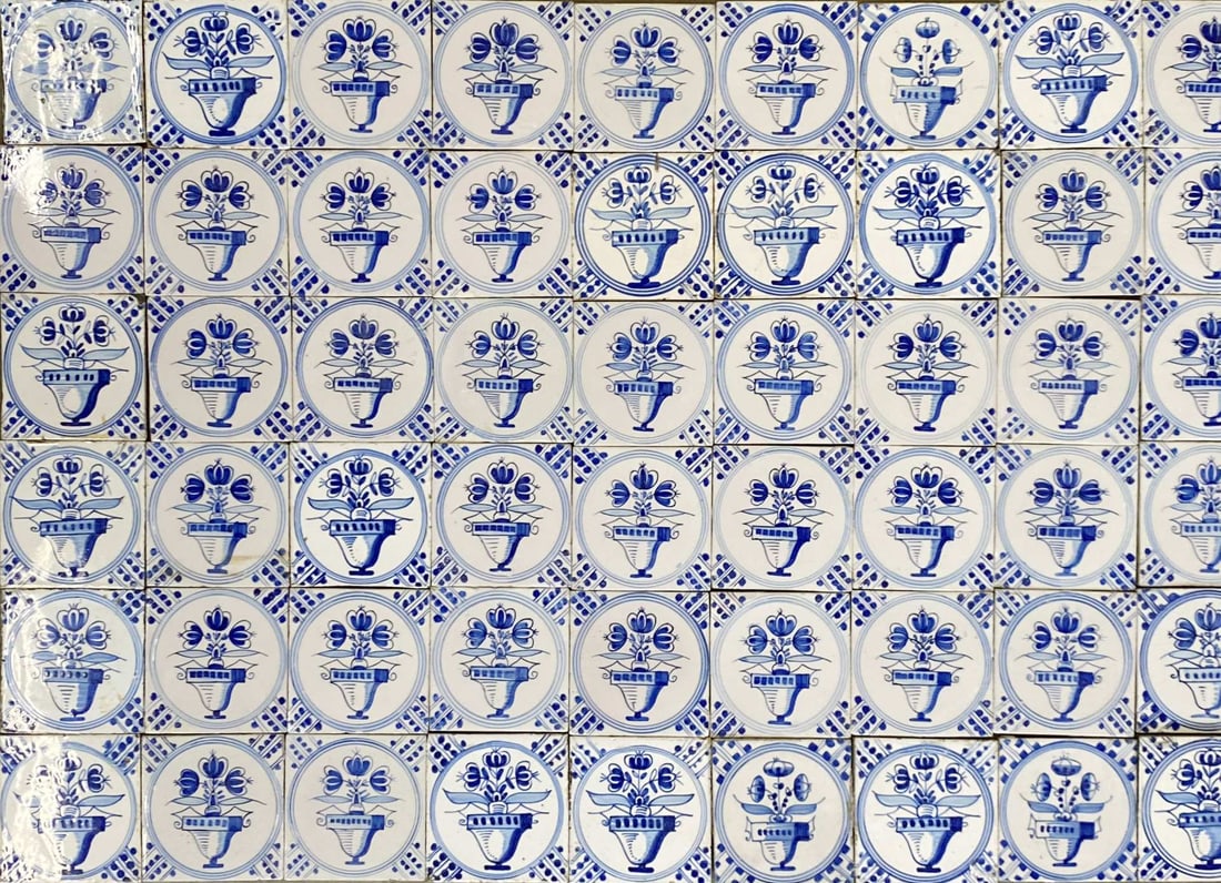 Lot flower pot tiles/blue (54 pcs.): Lot of 54 pieces 19th century blue flower pot tiles. Circa 1870. Size: 13 x 13 cm. In good condition.