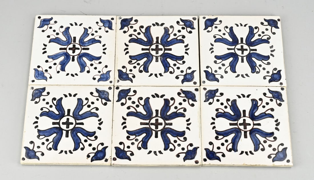 Staphorst clock tiles (102 pcs.): Lot with 102 antique Staphorst clock wall tiles. Dimensions: 13 x 13 cm. In good condition.