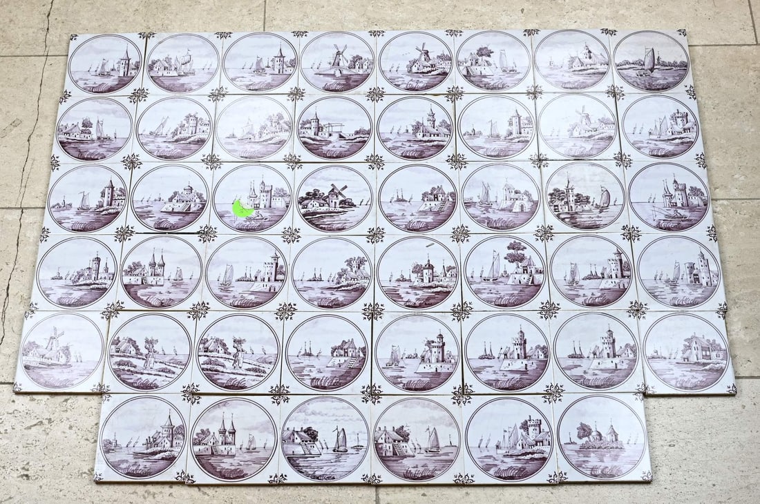 Lot of water landscape tiles (46 pcs.): Lot with 46 old manganese-colored tiles with water landscapes in circle. Dimensions: 13 x 13 cm. In good condition.