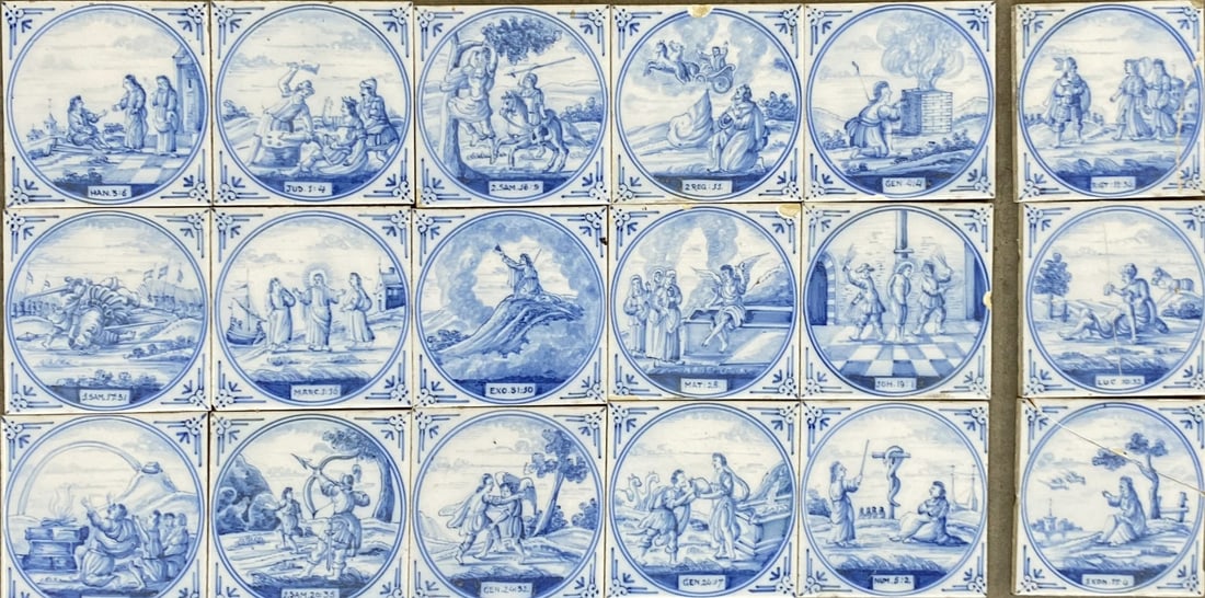 Lot of biblical tiles (18 pcs.): Lot of 18 biblical tiles in circle. Of which 15 pieces intact and 3 pieces damaged. Circa 1920. Size: 13 x 13 cm. In good condition.