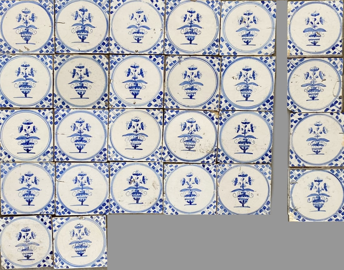 Lot flower pot tiles/blue (26 pcs.): Lot of 26 19th century blue flower pot tiles. Circa 1850. Of which 22 intact and four damaged. Dimensions: 13 x 13 cm. In reasonable/good condition.