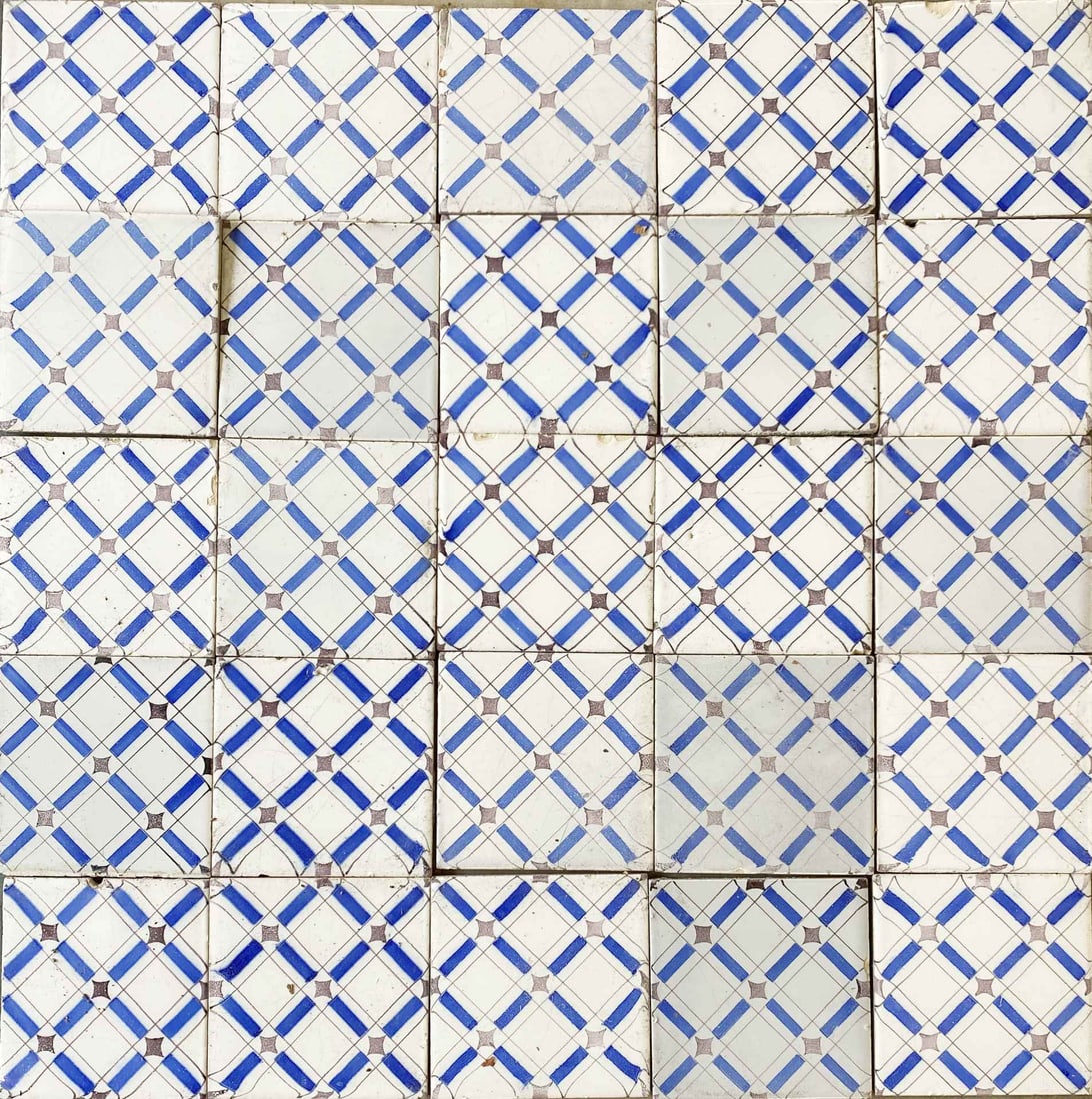 Lot of cross tiles (25 pcs.): Lot of 25 tiles with blue stripes and manganese colored checks. Circa 1900. Size: 13 x 13 cm. In good condition.