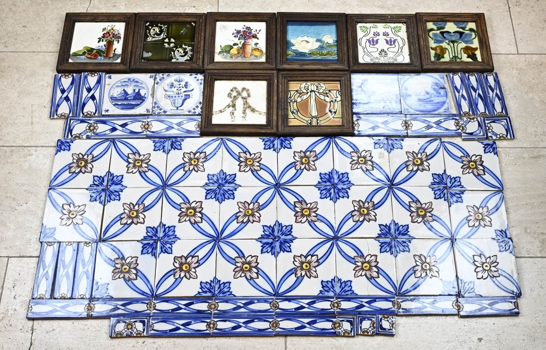 Lot of antique tiles (40 pcs.): Lot of antique tiles, including tile tableau + various majolica tiles etc. Quantity: approximately 40 pieces. Circa 1900. Size: 13 x 13 cm. In good condition.