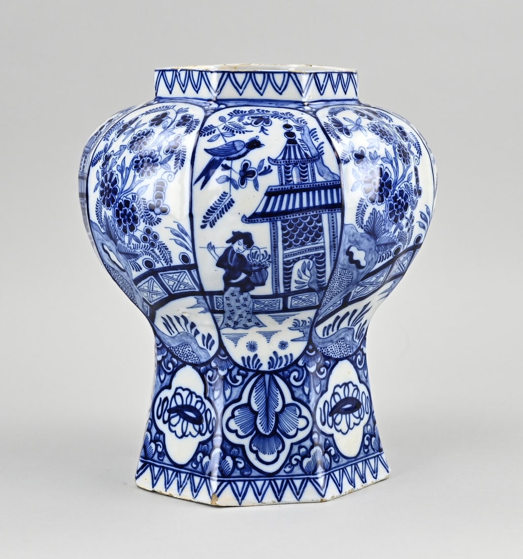 Delft vase, H 27 cm.: 18th century Delft fayence vase with chinoiserie decoration. Contoured. With bottom mark B:P. Dimensions: H 27 cm. In good condition.