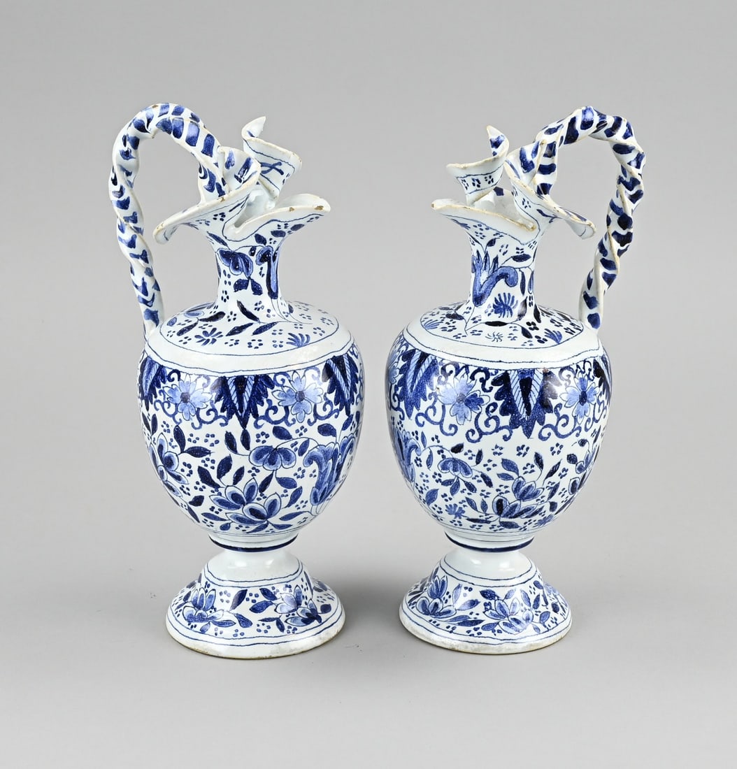 2x Rare Delft jug: Two rare antique Delft faience jugs with floral decoration. Marked K/3. 18th century. Size: 25 cm. In good condition.