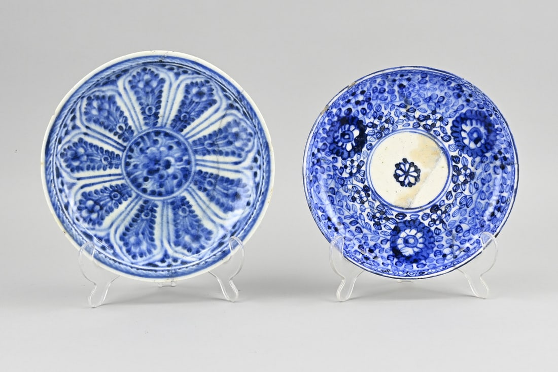 2x Persian dish Ø 20 - 22 cm.: Two 18th century Persian plates with floral decoration. Larger dish has chips. Smaller dish restored. Dimensions: Ø 20 - 22 cm. In reasonable/good condition.