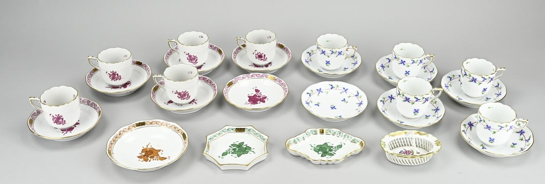 Lot Herend porcelain (various): Large lot with various Herend porcelain cups, bowls etc. 12x Saucer. 10x Cup. 4x Bowl. Size: 6 - 12 cm. Minimal chip possible. In good condition.