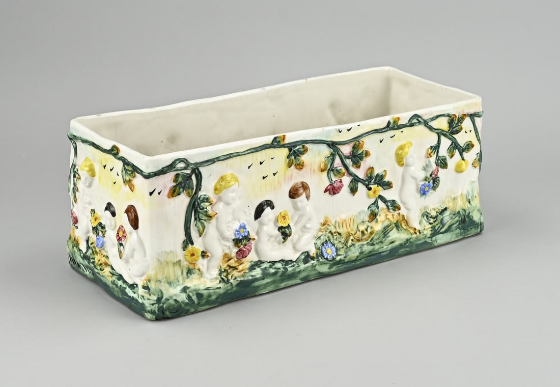 Italian majolica jardiniere: Old polychrome majolica jardiniere. Italy. 20th century. Dimensions: 13 x 34 x 14 cm. In good condition.