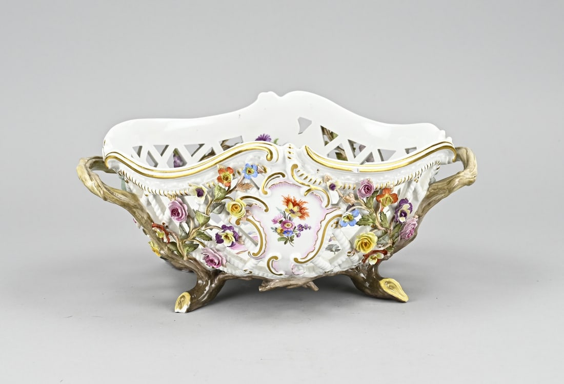 Openwork Meissen bowl: Large German porcelain openwork Meissen bowl with roses and gold decoration. 20th century. Shard + hairline + various damages to flowers. Dimensions: 13 x 27 x 18 cm. In moderate condition.