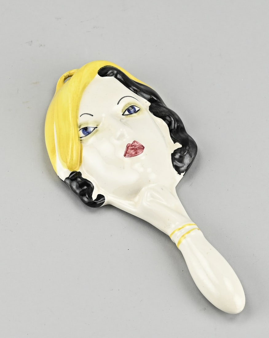 French hand mirror, L 21 cm.: Antique French art deco hand mirror of porcelain, with lady's face on the reverse. Circa 1920. Size: 21 cm. In good condition.