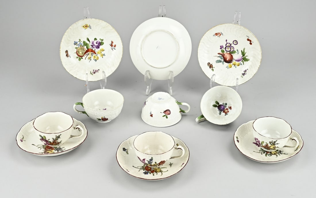 Lot of cups + saucers (3 + 3): Six 18th century porcelain cups + saucers with bottom mark. 3x Meissen cup + saucers, one cup chip, saucers good. 3x Ludwigsburg cup + saucers with floral decoration. Size: 7 - 14 cm. In good