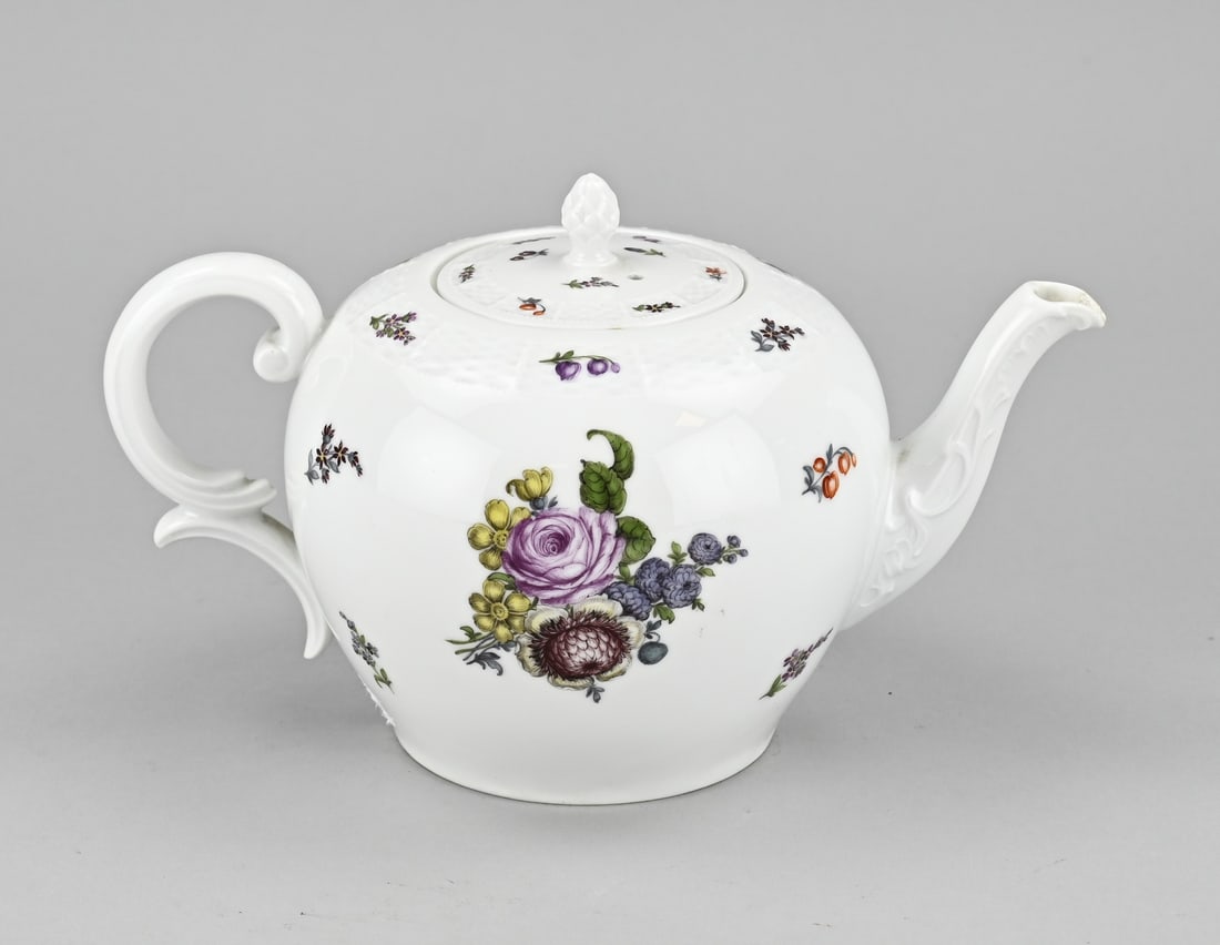 Porcelain Nymphenburg teapot, 1900: Antique German Nymphenburg porcelain teapot with floral decoration. Circa 1900. Spout restored. Dimensions: 14 x 21 x Ø 13 cm. In reasonable/good condition.