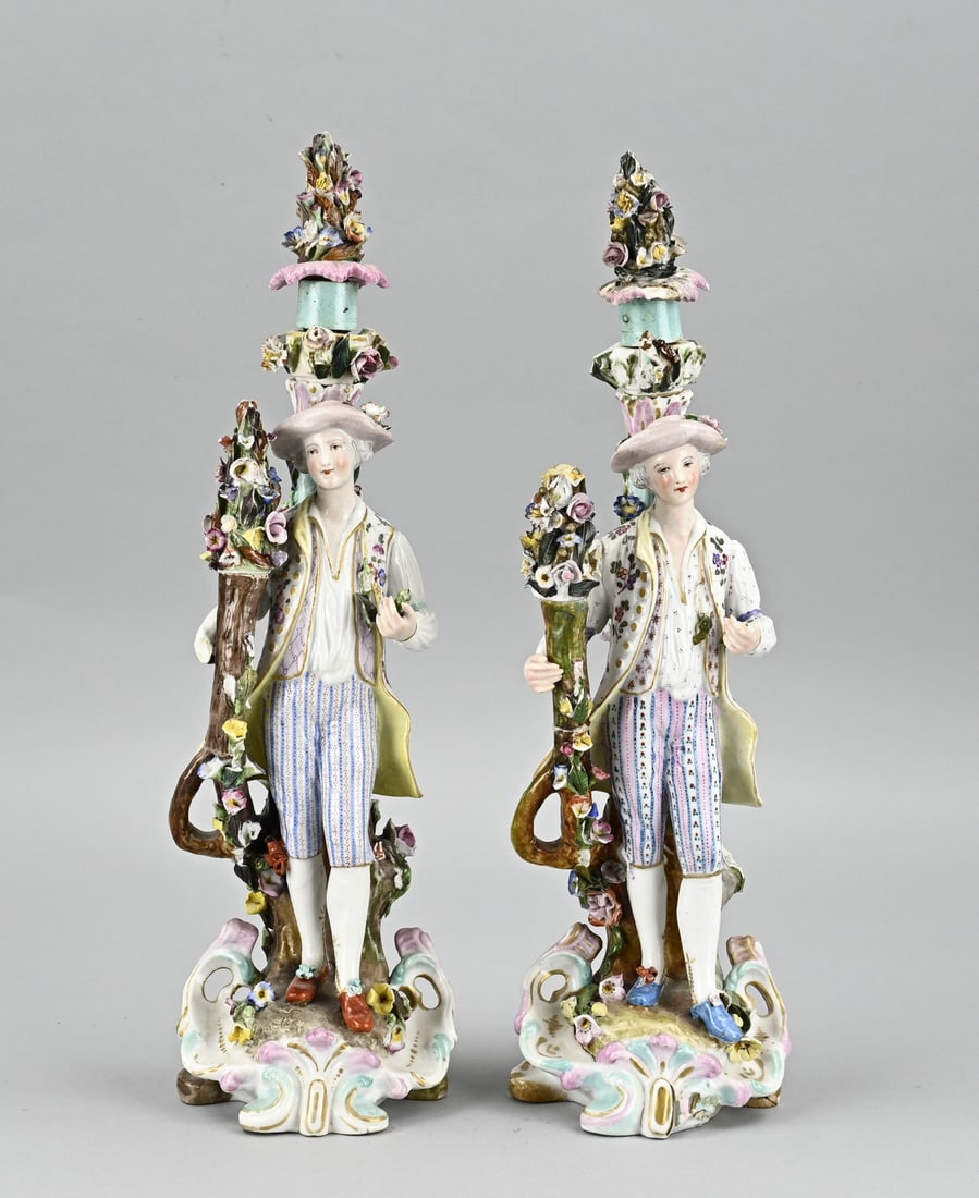 2x Porcelain statue group, H 36 cm.: Two 18th - 19th century porcelain figures with worked flowers. Marked. Damages. Size: H 36 cm. In reasonable condition.