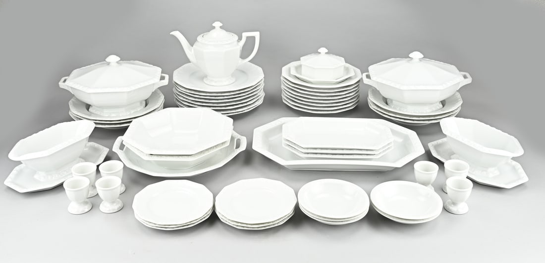 Rosenthal tableware (45 pieces): 45-Piece German Rosenthal tableware. Decor Classic Rose, Maria Weiss. 20th Century. 20th Century. Size: 8 - 35 cm. Some chips possible.