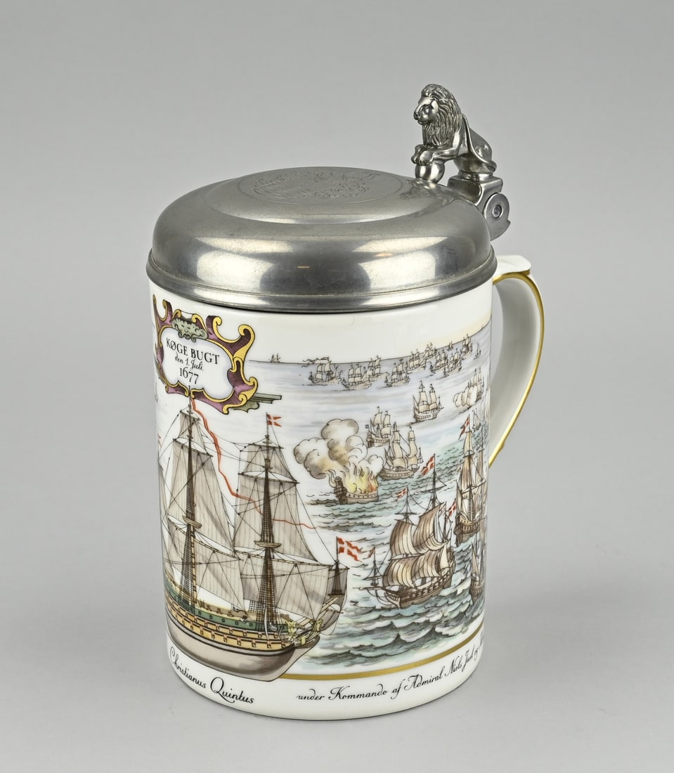 Royal Copenhagen beer mug, H 18 cm.: Royal Copenhagen porcelain occasional beer mug with pewter lid. Nolr. 343/2500. Kogge Bugt 1677. Dimensions: H 21 cm. In good condition.