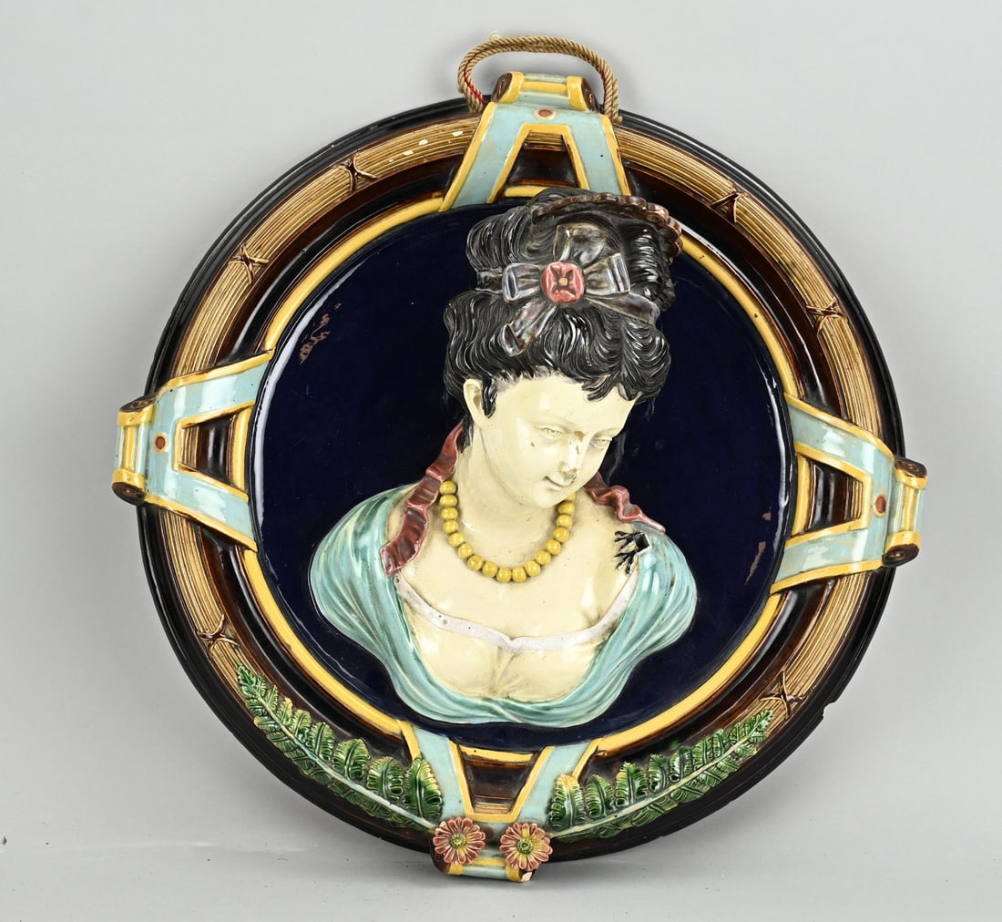 Wall plaque (lady portrait) Ø 46 cm.: Large antique majolica wall plaque with lady bust. Circa 1880. Some damage. Marked WS + S 223. Size: Ø 46 cm. In reasonable condition.