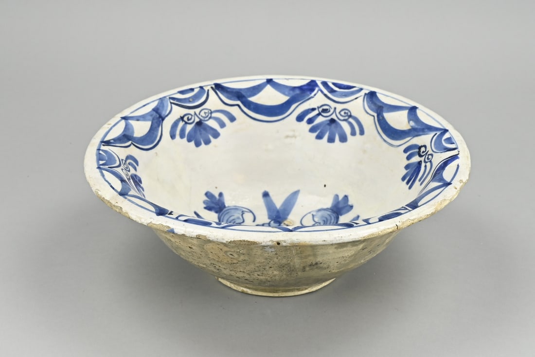 Delft or Frisian dish, Ø 27 cm.: Early 18th century Delft or Frisian dish with Haaldijk coat of arms decoration. Archaeological find Haarlem. Restored. Dimensions: H 10 x Ø 27.3 cm. In good condition.