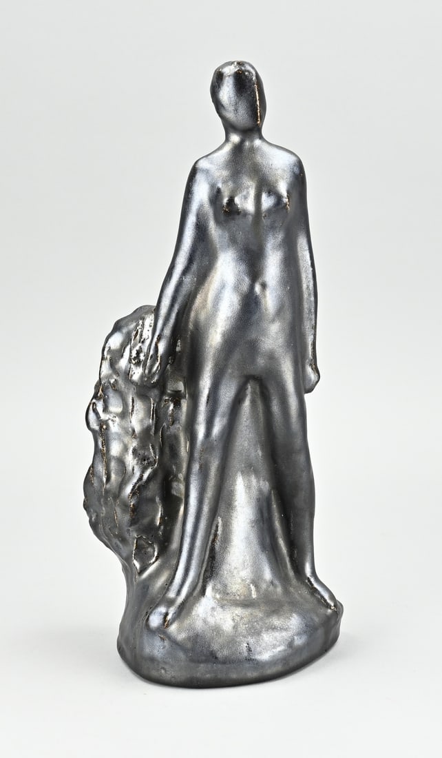 Sculpture, Nude lady: Ceramic sculpture with metallic glaze. 20th century. Dimensions: H 35 cm. In good condition.