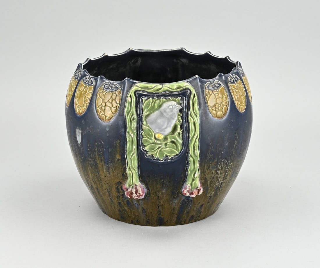 Viennese flower pot Ø 23 cm.: Viennese majolica flower pot with glaze and bird decoration. Art Nouveau. Circa 1900. Unclear bottom mark + Austria. Dimensions: H 18 x Ø 23 cm. In good condition.