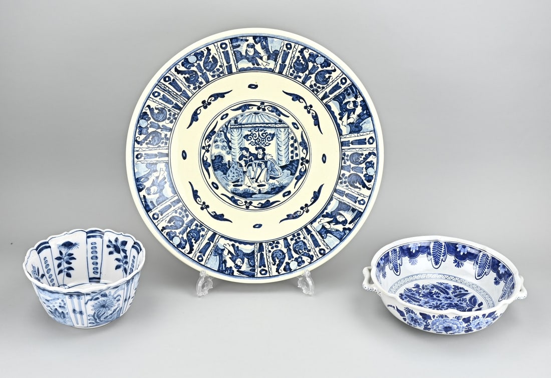 3x Dutch ceramics: Three parts Dutch ceramics. 20th century. 1x Large wall plate, unmarked. 1x Old Delft bowl/dish. 1x Makkum bowl with chinoiserie decoration. Size: 20 - 46 cm. In good condition.