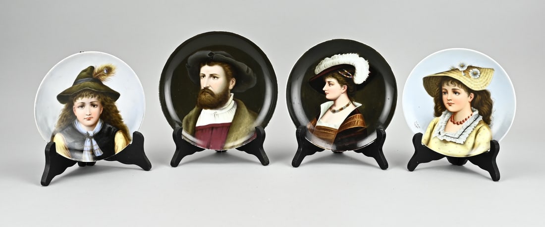 4x Portrait board on stand (France): Four antique hand-painted portrait plates on stand. France. DLR Cie. Circa 1900. One chip. Dimensions: Ø 16 - 18 cm.
