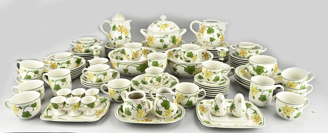 Villeroy & Boch tableware: Large porcelain V & B service. Mettlach. Geranium decor. Dishwasher safe. Vitro Porzellan. Second half of the 20th century. Consisting of: 9x deep plate, 6x large plate, 9x breakfast plate, 6x cake