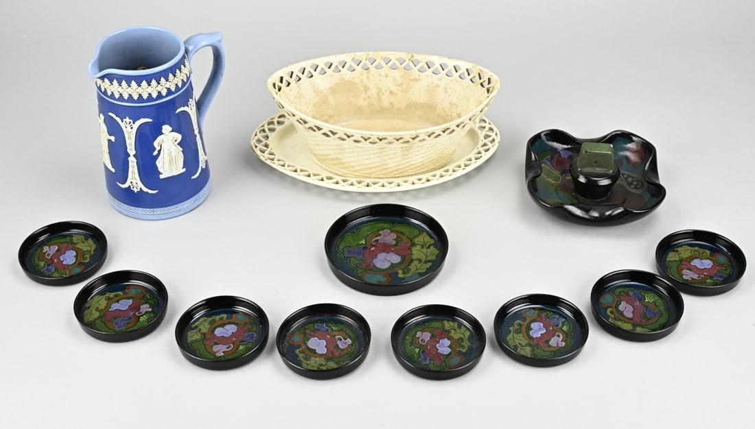 Lot of earthenware/pottery: Lot with antique pottery. Consisting of: 19th century pouring jug. Matchbox holder of earthenware (chip). Nine pieces of Gouda earthenware coasters. And a creamware bowl + ship-shaped bowl, 19th