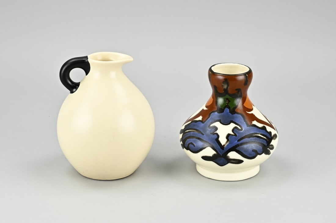 2x Platelen Eskaf vase, H 13 - 15 cm.: Two parts of antique pottery. Holland. 1x Eskaf ear jug, circa 1930. 1x Vase, WH from Norden Eskaf, decor Sonja. Dimensions: H 13 - 15 cm. In good condition.