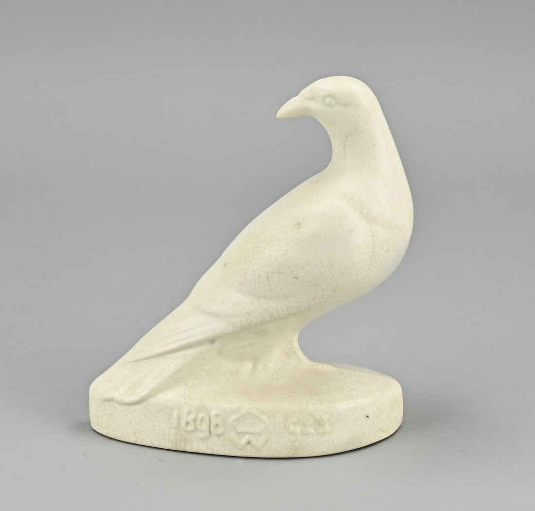 Earthenware pigeon, 1923: Dutch Gouda earthenware pigeon by Tjipke Visser, South Holland Gouda. Dimensions: H 14.5 cm. In good condition.