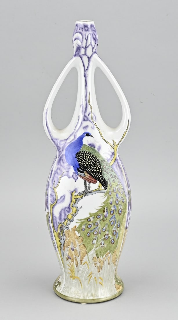 Art Nouveau style vase, H 40.5 cm.: Art Nouveau style porcelain ear vase. After antique example. Hand painted, with peacock decoration. Bottom mark. Dimensions: H 40.5 cm. In good condition.