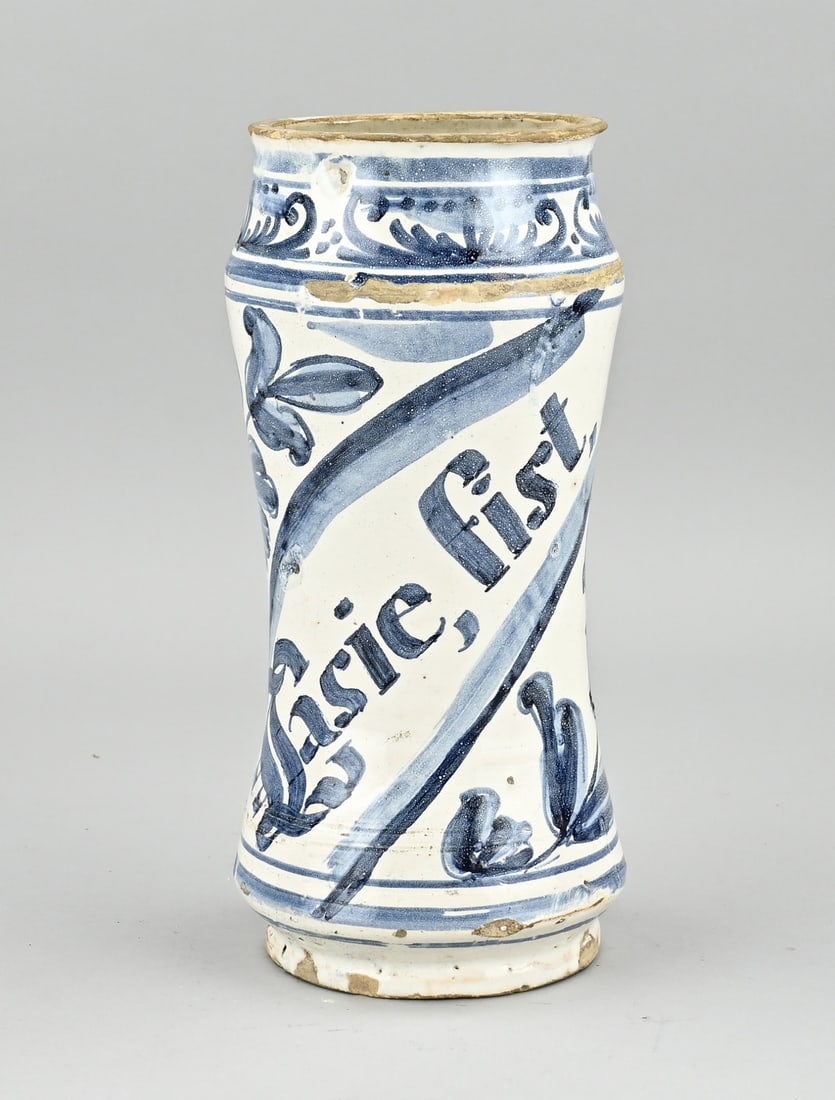 Albarello, H 27 cm.: 17th - 18th Century Italian faience albarello in Renaissance style. "Fasie Fist". Floral decor. Dimensions 27 cm. In good condition.