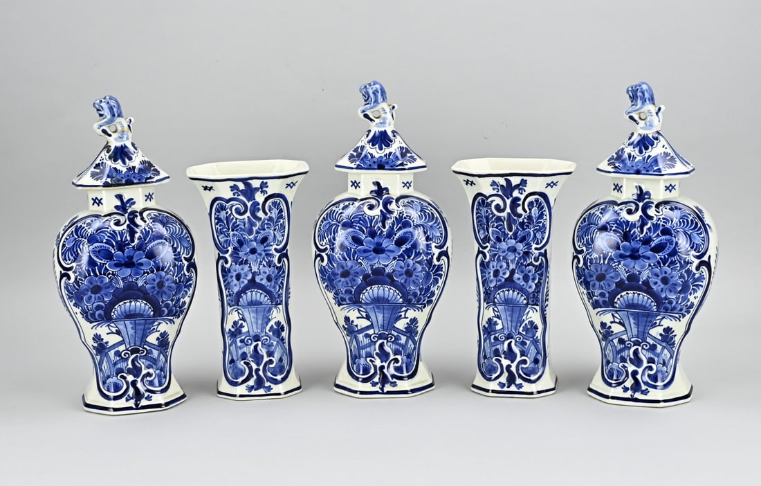 5-piece cabinet set, Porceleyne Fles: Five-piece antique Delft faience cabinet set. Porceleyne Fles. Floral decor. Dimensions: H 31 cm. In good condition.