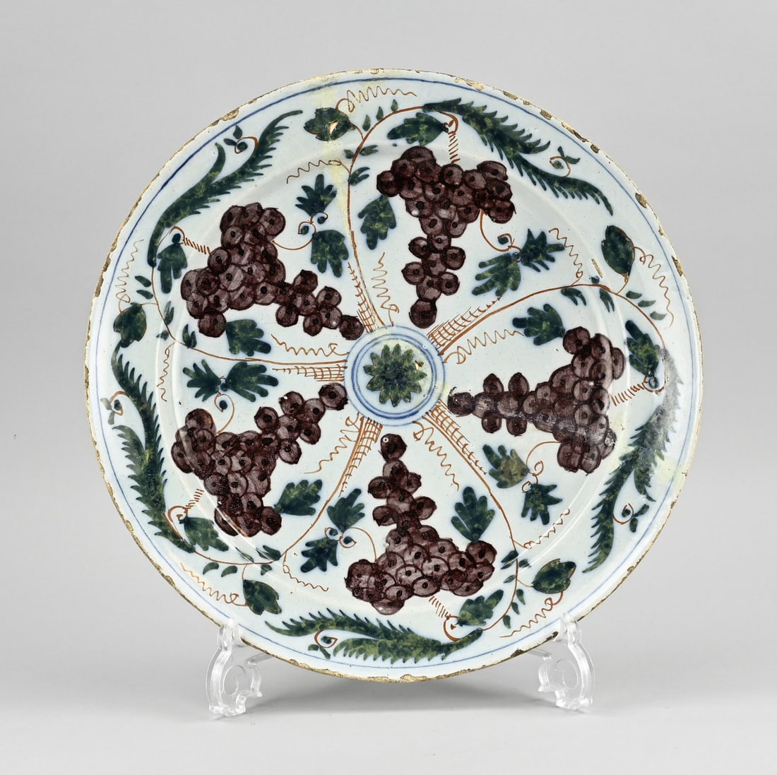 Large 17th -18th century Delft dish Ø 35 cm.: Large 17th - 18th century Delft dish with bunches of grapes decoration. Older restoration. Dimensions: Ø 35 cm. In reasonably good condition.