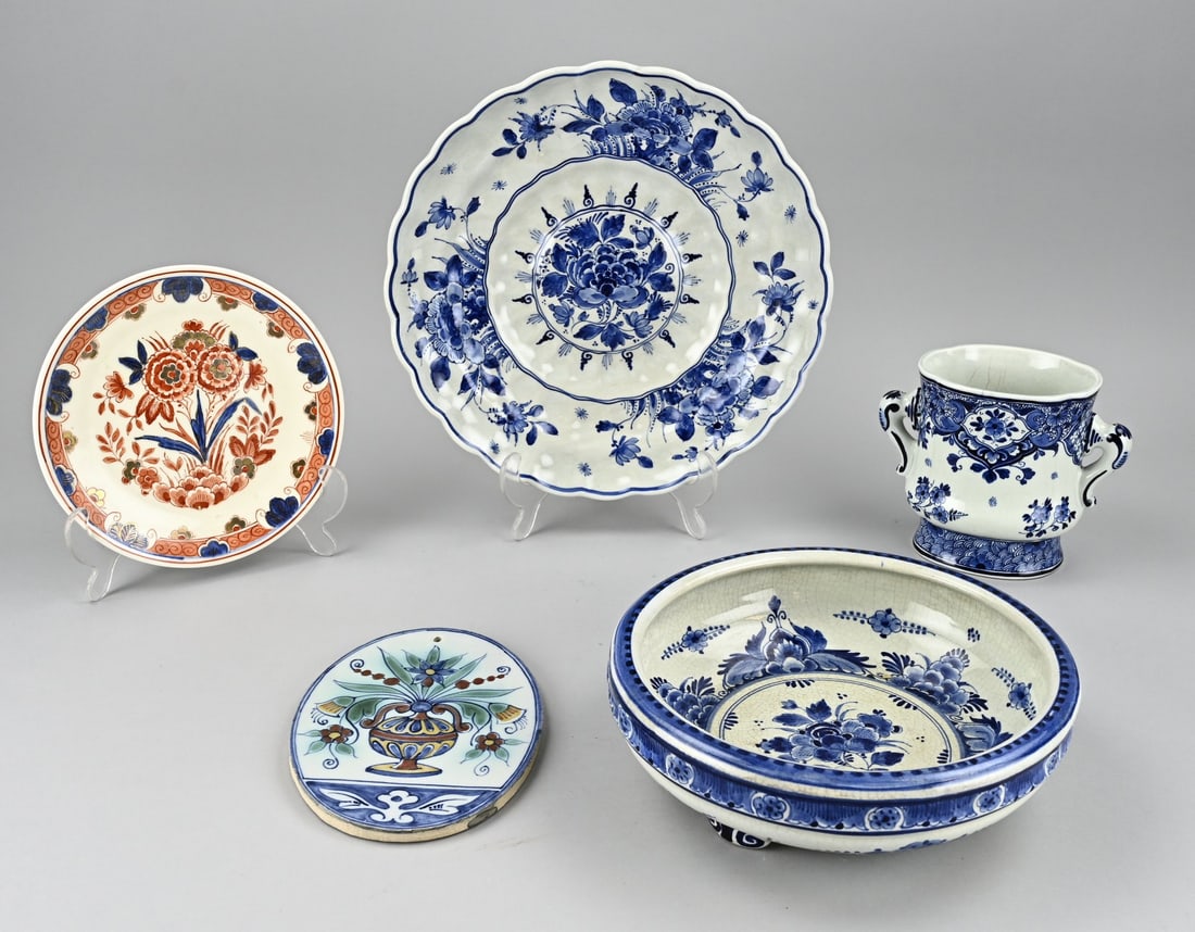 Lot of Delftware (5x): Lot with five parts diverse old/antique Delft faience. 20th century. Consisting of: two dishes, bowl, vase and a plaque. Dimensions: 13 - 26 cm. In good condition.