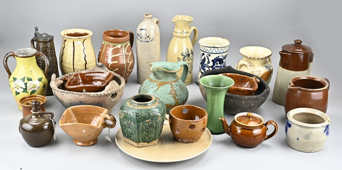 Box of pottery: Interesting lot with earthenware jugs/bowls/jars. Box full. 19th - 20th century. In good condition.