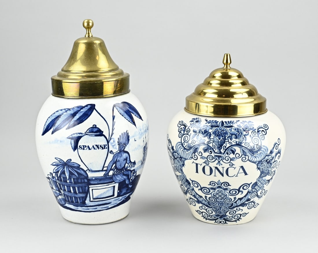 2x Tobacco jar, H 30 - 36 cm.: Two old/antique Dutch faience tobacco jars. 1x Delft, marked 3 bells, 19th century. 1x Makkum, first half 20th century. Dimensions: H 30 - 36 cm. In good condition.
