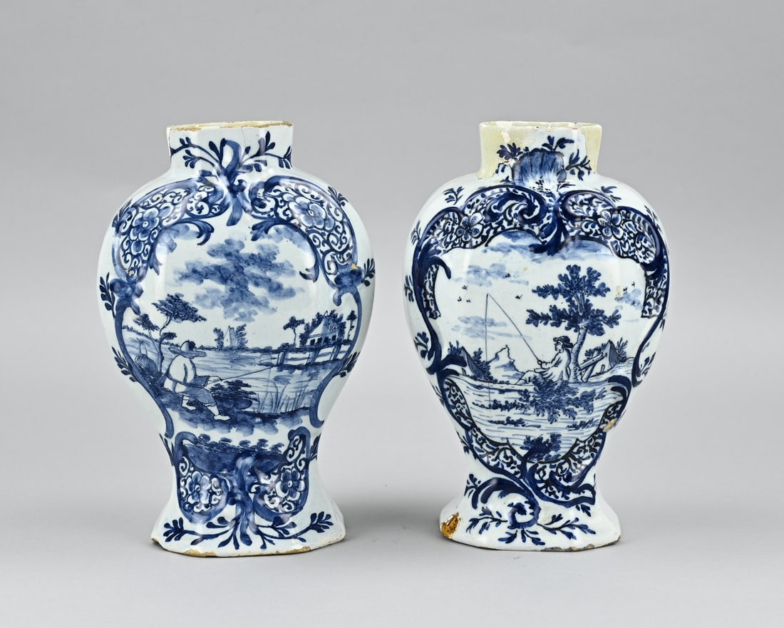 2x Delft vase, H 19 cm.: Two 18th century Delft faience vases with fisherman decoration. Restoration. Dimensions: H 19 cm. In reasonable/good condition.
