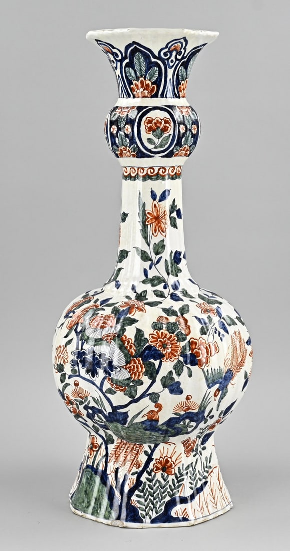 Delft knob vase, H 52 cm.: 19th century Delft faience knob vase with chinoiserie decoration. Marked de Claauw. Contoured. Dimensions: H 52 cm. In good condition.