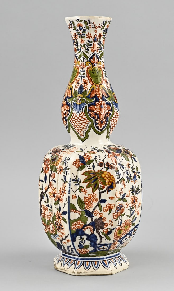 Delft knob vase, H 36.2 cm.: Large polychrome 18th - 19th century Delft faience knob vase with chinoiserie decoration. Marked WK Octagonal. Glued foot. Dimensions: H 36.2 cm. In reasonable/good condition.