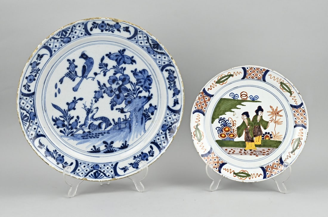 2x Delft plate Ø 23 - 31.5 cm.: Two 18th century Delft faience plates. 1x Blue-white, unmarked, APK, with chinoiserie decor. 1x Polychromy, with chinoiserie decor. Size: Ø 23 - 31,5 cm. In good condition.