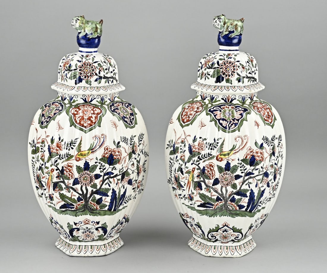 Pair of Delft lidded vases, H 39 cm.: Two antique Delft faience polychrome lidded vases with chinoiserie decoration. With bottom mark. Dimensions: H 39 cm. In good condition.