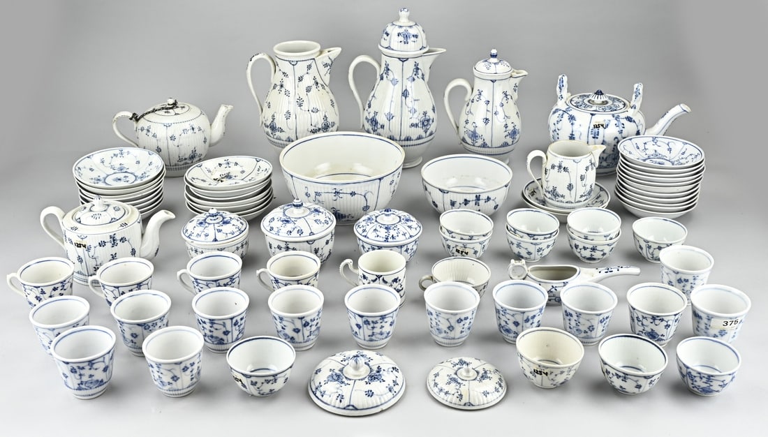 Lot of antique German porcelain, 1900: Box with antique German porcelain. Circa 1900. With, among other things, three-leaf clover bottom mark. Circa 70 pieces. Size: 6 - 30 cm. In good condition.