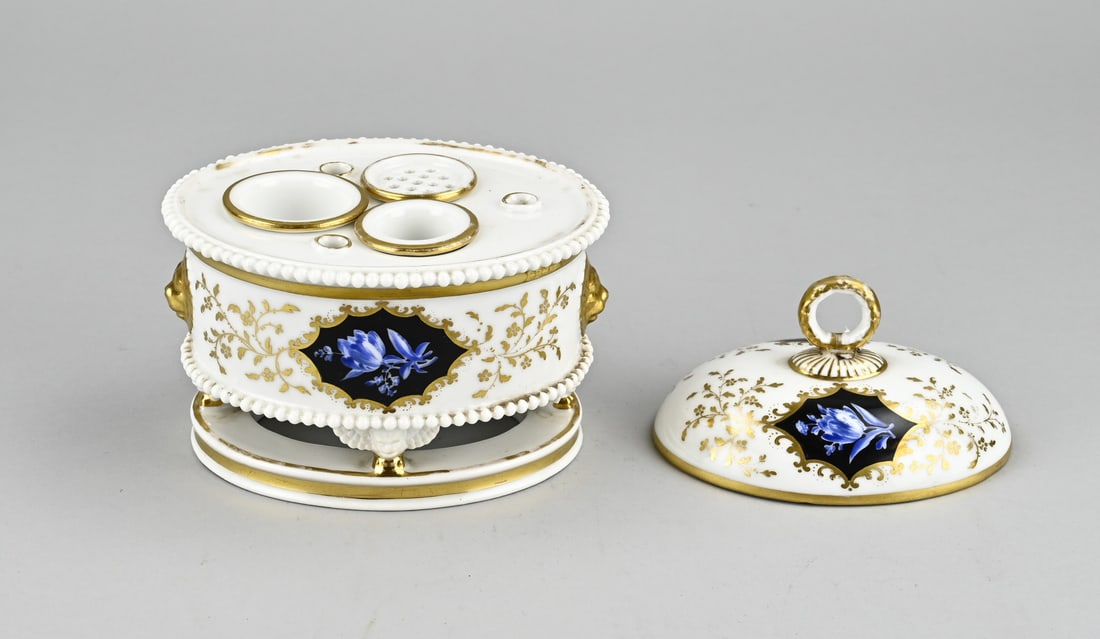 Porcelain inkstand, 1900: Antique porcelain inkstand with lid. France. Circa 1900. Floral/gold decor. Dimensions: 14 x 14 x 10 cm. In good condition.