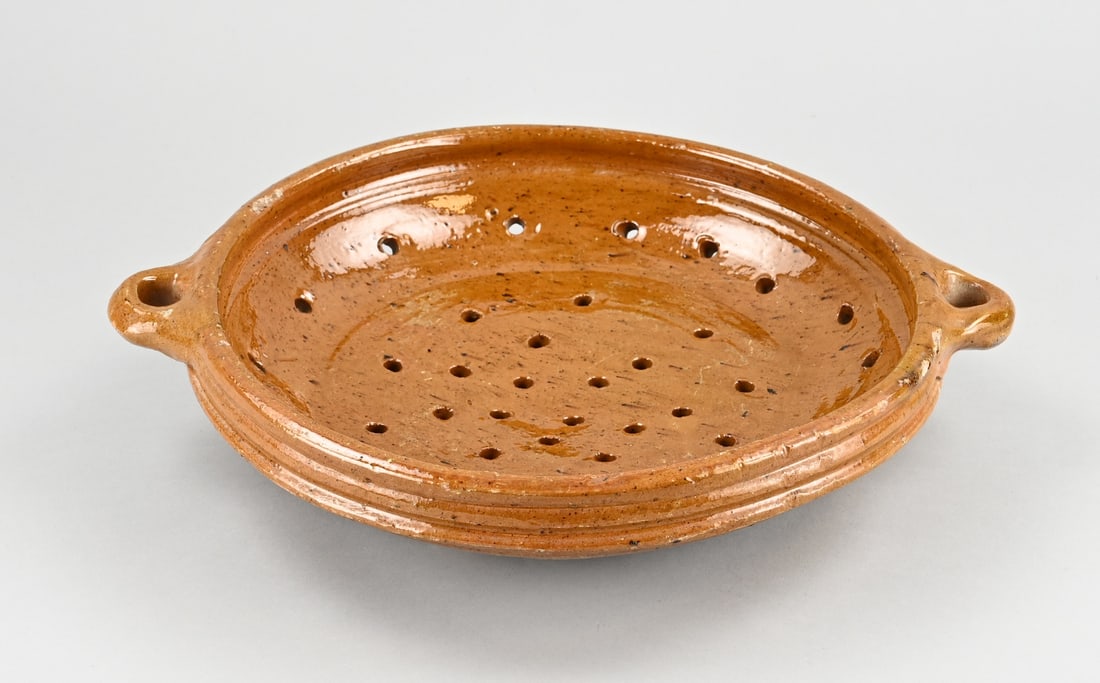 19th century stoneware trivet Ø 35 cm.: Large 19th century stoneware trivet with handles and brown glaze. Dimensions: Ø 35 cm. In good condition.