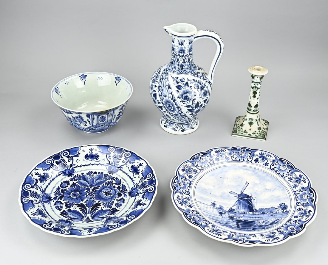 Lot of Delft porcelain (5x): Five parts diverse Delft faience. 20th century. Size: 20 - 30 cm. In good condition.