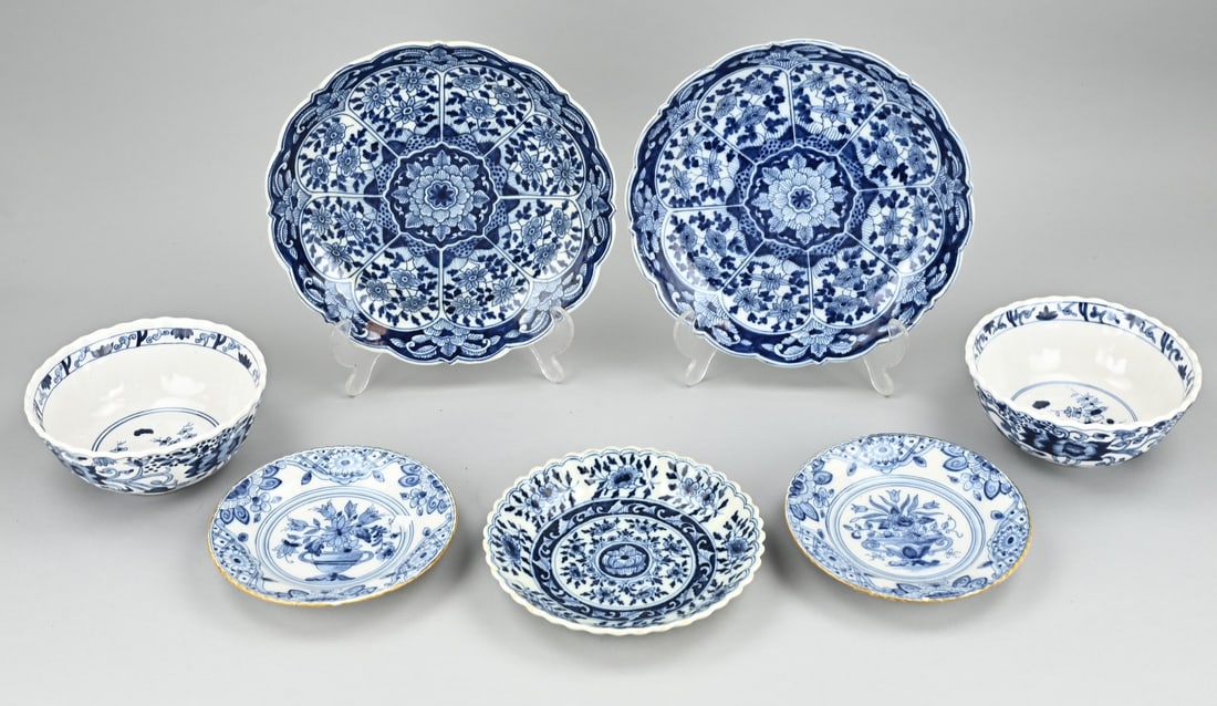 Lot of Makkum pottery (7x): Seven parts of various old/antique Makkum pottery. Consisting of: 2x bowl, 3x dish, 2x plate. Dimensions: Ø 15 - 23 cm. In good condition.