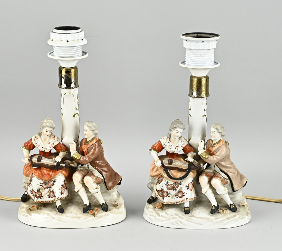 2x Porcelain table lamp, H 28 cm.: Two Naples porcelain table lamps with musical figures. Second half 20th century. Dimensions: H 28 cm. In good condition.