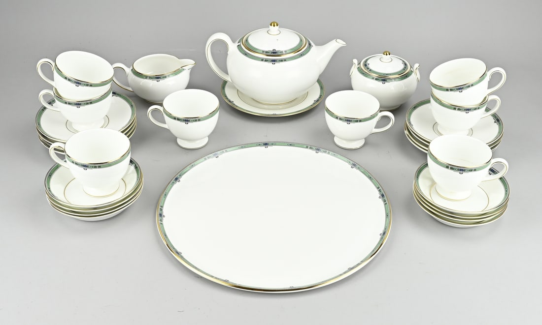 English Wedgwood tableware: Old 20-piece English porcelain Wedgwood tea set. Decor: Jade. Second half 20th century. Size: 9 - 32 cm. In good condition.