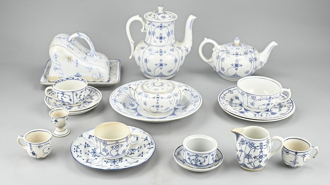 Lot of antique Saxon ceramics: Lot antique Saxon ceramics. Decor Societe Ceramique Maastricht tableware. 18-piece. Circa 1900. Size: 8 - 30 cm. In good condition.
